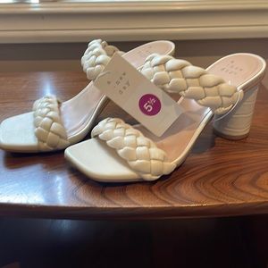 NWT size 5.5 cream sexy sandals